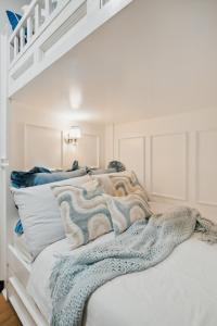 Coastal Studio in KL Tower Serviced Residences, Greenbelt, Makati! Maximum capacity 5 pax!