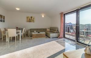 3 Bedroom Stunning Apartment In Medulin 