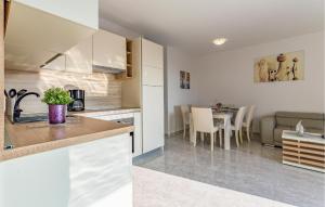 3 Bedroom Stunning Apartment In Medulin 