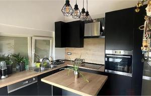 3 Bedroom Nice Apartment In Marinici