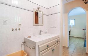 Maisons de vacances 1 Bedroom Pet Friendly Home In Le Muy : photos des chambres