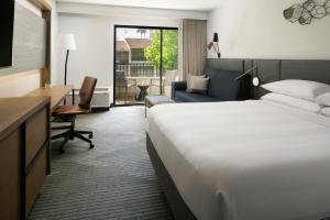 King Room with Sofa Bed room in Santa Clara Marriott