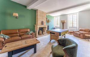 Maisons de vacances Superbe Maison Avec Piscine : Maison de Vacances Six Chambres