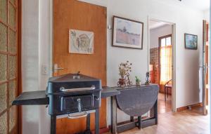 Maisons de vacances 3 Bedroom Awesome Home In Seillans : photos des chambres