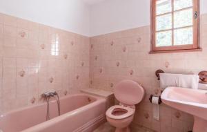 Maisons de vacances 3 Bedroom Awesome Home In Seillans : photos des chambres