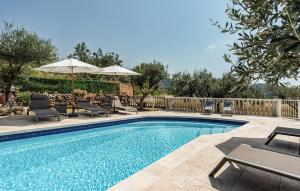 Appartements Apartment In Villa With Pool : photos des chambres