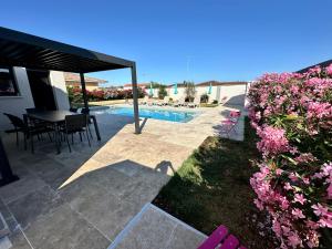Sejours chez l'habitant Chambre agreable, SDB privee, Clim, Vue Piscine, : photos des chambres