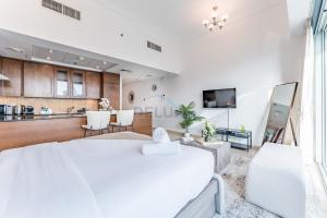Partial Canal & City Views Studio on a High-Level Floor, Close to Dubai Opera, Burj Park & Dubai Mall, 8 BLVD Walk, Downtown Dubai by Deluxe Holiday Homes