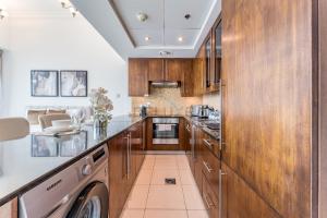 Partial Canal & City Views Studio on a High-Level Floor, Close to Dubai Opera, Burj Park & Dubai Mall, 8 BLVD Walk, Downtown Dubai by Deluxe Holiday Homes