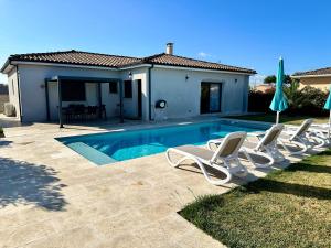 Sejours chez l'habitant Chambre agreable, SDB privee, Clim, Vue Piscine, : photos des chambres