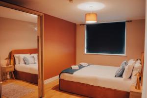 Central Manchester Gem with Stylish 2BR Retreat and Free Carpark