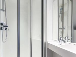 Hotels hotelF1 Lyon Sud Oullins Renove : Chambre Cabrio avec Salle de Bains Privative