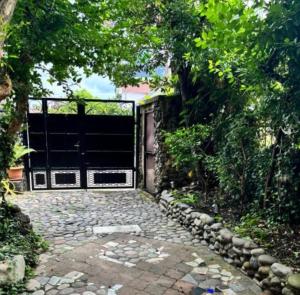 Cozy Second Floor with Yard , კომფორტული მეორე სართული ეზოთი