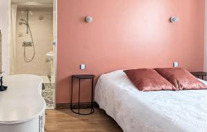 Maisons de vacances Cozy Home In Plouguerneau With Wifi : photos des chambres