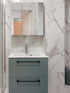 Quiet and bright apartment with separate bedroom