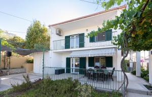 3 Bedroom Cozy Home In Slatine 