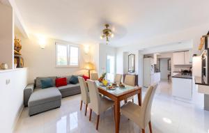3 Bedroom Cozy Home In Slatine 
