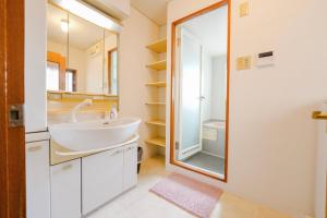 Three minutes walk to subway Direct to the airport Umeda business district