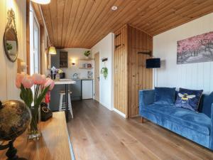 Luxury Shepherd Hut with Private Hot Tub