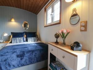 Luxury Shepherd Hut with Private Hot Tub