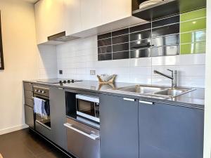 No 406 Docklands - Stylish City Retreat