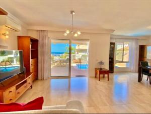 Seaview Villa - Pool, Air Con, Home Office Ready