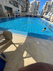 شقة فاخرة بالداون تاون العالمين الجديدة