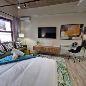 Luxe Sandton Suite Rooftop Pool and Sandton Skyline