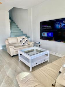 Morden House with Ocean View Pool, Air Con