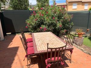 Appartements Perle rare, F4 donnant sur un grand jardin prive amenage, parkings gratuits, clim, calme, ideal famille & pro, 10 min de la mer et du centre-ville, de la gare sncf et routiere : photos des chambres
