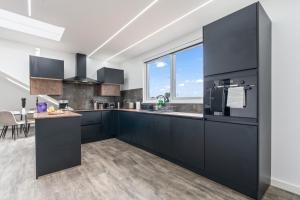 Stunning Penthouse-Style 2-Bed Uxbridge
