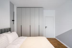 Maze Modern 1 King bed Apartment, fast Wi-Fi, in One Cotroceni