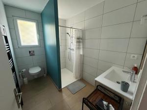 Appartements Perle rare, F4 donnant sur un grand jardin prive amenage, parkings gratuits, clim, calme, ideal famille & pro, 10 min de la mer et du centre-ville, de la gare sncf et routiere : photos des chambres
