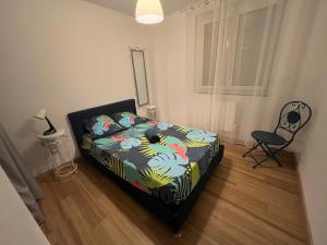 Appartements Perle rare, F4 donnant sur un grand jardin prive amenage, parkings gratuits, clim, calme, ideal famille & pro, 10 min de la mer et du centre-ville, de la gare sncf et routiere : photos des chambres