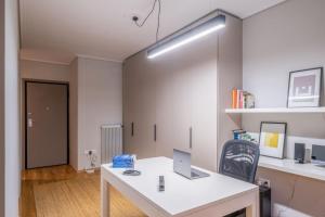 Stylish 2BR with Balcony, Northern Suburbs