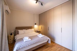 Stylish 2BR with Balcony, Northern Suburbs