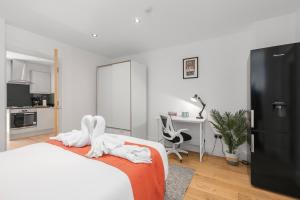 Stylish London Shoreditch Apartment with Balcony Sleeps 4 Family friendly