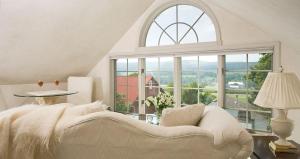 Deluxe Queen Suite with Spa Bath room in The Inn at Twin Linden