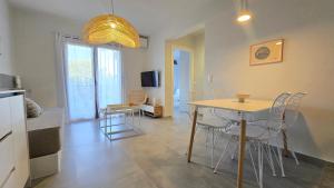 Semeli Lux apt, Siviri