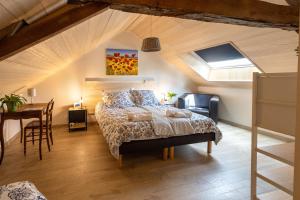 B&B / Chambres d'hotes Chambres d-hotes, table d-hotes des Reinieres proche La Loire a Velo, 3 chambres 7 couchages : photos des chambres