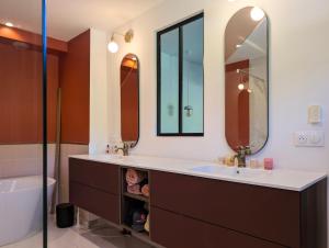 Villas Villa d-exception - piscine, pool house & vues panoramiques lac : photos des chambres