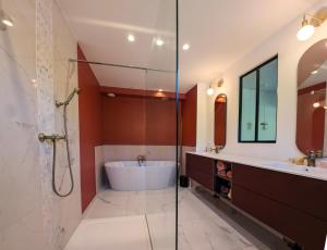 Villas Villa d-exception - piscine, pool house & vues panoramiques lac : photos des chambres