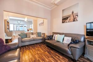 Sandcastles - moments from the beach, hot tub!