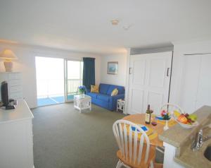 Poolside Studio with Balcony room in Sandcastle Resort