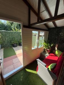16 BENTLEY ROAD - Uttoxeter, ENTIRE HOLIDAY HOME, COSY ACCOMMODATION launched deform remainder