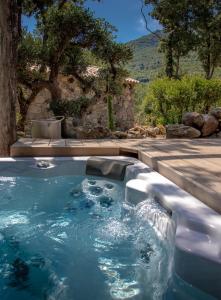 Maisons de vacances LA PAUSE - 3 villas avec Jacuzzi privatif a chisa : photos des chambres