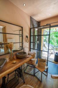 Maisons de vacances LA PAUSE - 3 villas avec Jacuzzi privatif a chisa : photos des chambres