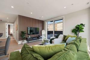 Modern 2BR2BA Condo Free Parking and Balcony