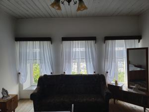 Traditional House & Rooms Shapllo