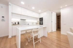 Marina Vista - Modern 1BDR w Marina & Pools Views